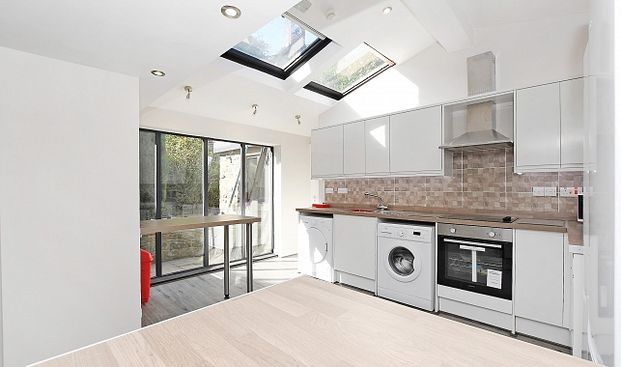 Stylish 4-Bed Ensuite Student House on Vibrant Ecclesall Road - Photo 1