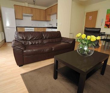 MODERN STUDENT 2 BED FLAT 400 METRES TO UNIVERSITY AND 200METRES TOWN - Photo 4