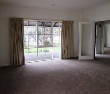 CUTE & COSY 3 BEDROOM HOME IN FAMILY FRIENDLY LOCATION - Photo 5