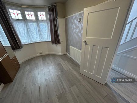 4 bedroom semi-detached house to rent - Photo 5