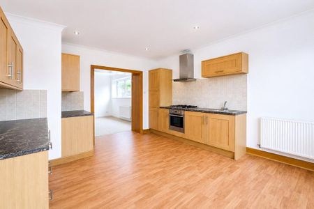 3 bedroom flat to rent - Photo 3