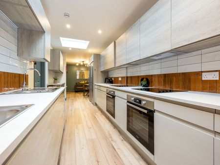 OX Living is proud to present this high-quality 8-bedroom co-living property, perfect for working professionals looking for stylish, stress-free living. Room 8 - Photo 5