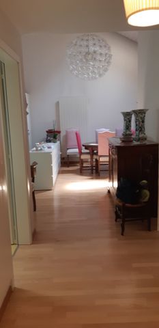 Spacious 3.5 room apartment with character in the Bourg district, Fribourg - Photo 3