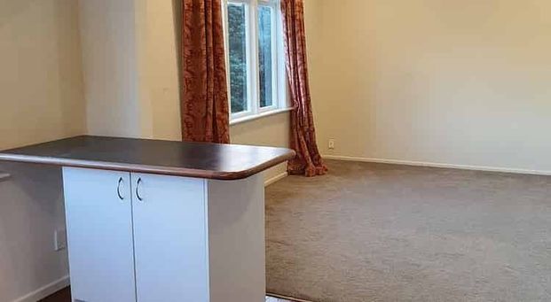 Sunny 2 bed flat, private deck and patio - Photo 1