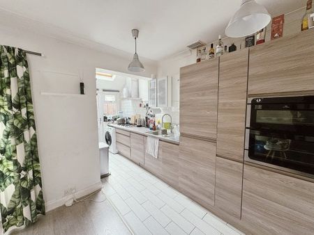 Upminster Road South , Rainham , RM13 9AX, Property for rent - Photo 3