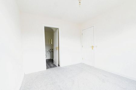 2 bedroom Flat To Let - Photo 2