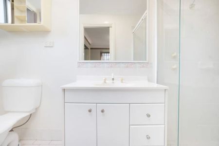 “Three Bedroom Family Home” - Photo 5