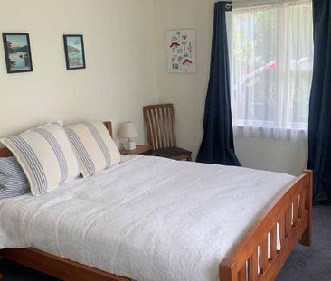 Charming 3BR Home with Garden! - Photo 3