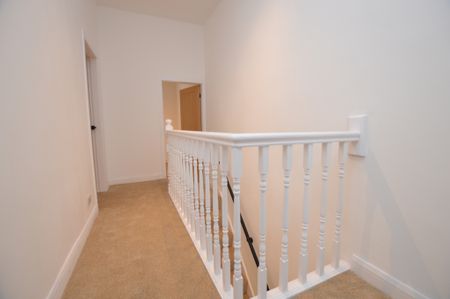 3 Bedroom Terraced House - Photo 3
