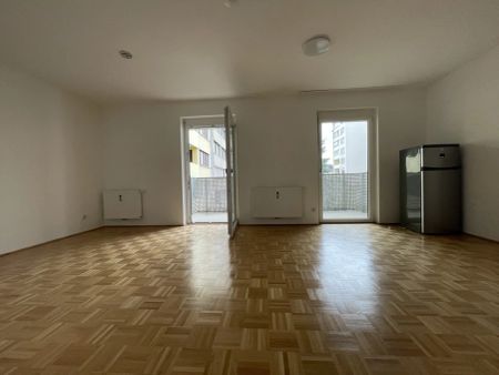 Geräumige neuwertige 2-Zimmer-Wohnung mit großem Balkon in zentraler Lage! - Photo 3