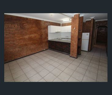 TIDY ONE BEDROOM APARTMENT RIGHT IN THE HEART OF BONDI JUNCTION - Photo 2