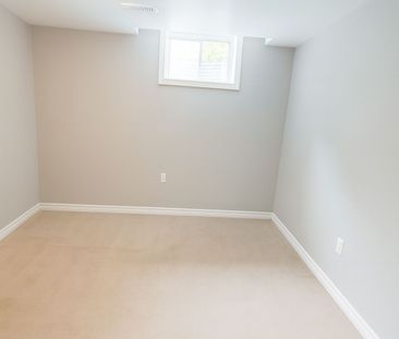 For Lease - 17 Kelsey Crescent, Barrie, Ontario - Photo 2