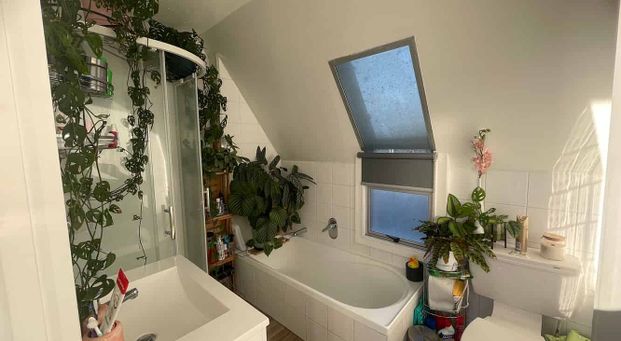 Location! 3 bed townhouse with double garage - Photo 1