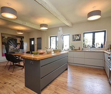 4 bedroom detached house to rent - Photo 2