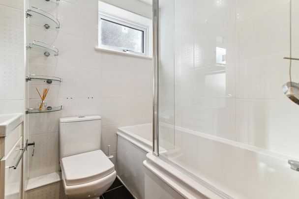 3 bedroom house in London - Photo 1