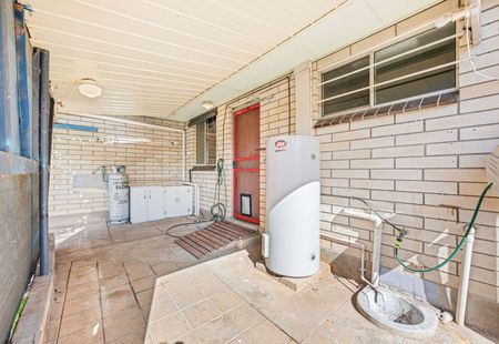 Neat 2 Bedroom Unit - Photo 4