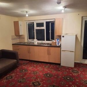 Studio Flat, Iveagh Avenue, NW10 - Photo 2