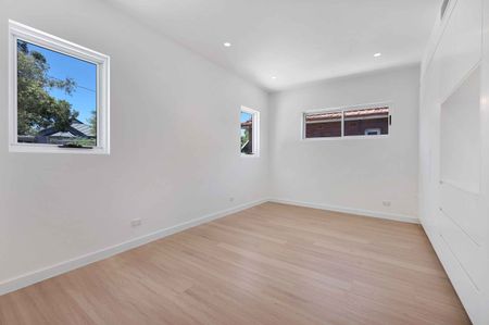 10 Mathewson Street, Eastgardens NSW 2036 - House For Rent | Domain - Photo 2