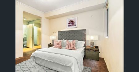 Modern & Large Split Level Apartment in the Enmore Box Factory. - Photo 3