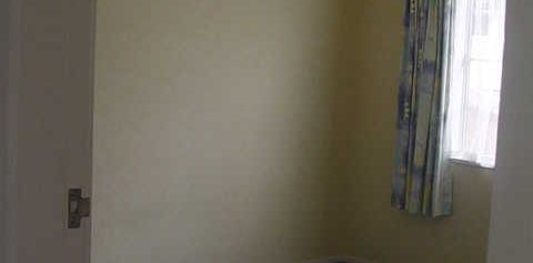 2 bedroom apartment (second level), 1 living, 1 bathroom (separate shower and bath), large balcony with river views, single garage. - Photo 2