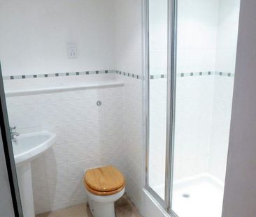 3 bedroom flat to rent - Photo 3