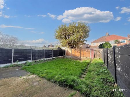 3 bedroom house - semi-detached - Photo 4