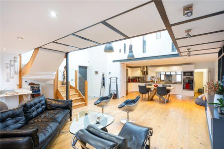 2 bedroom mews to rent - Photo 5