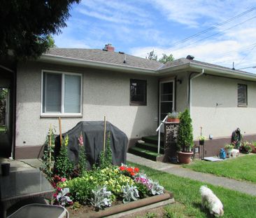 Nanaimo- Retro 2 bedroom/ 1 bath house with garage and fenced yard - Photo 2