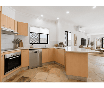 Spacious Coastal Villa in the Heart of Mermaid Beach - Photo 6