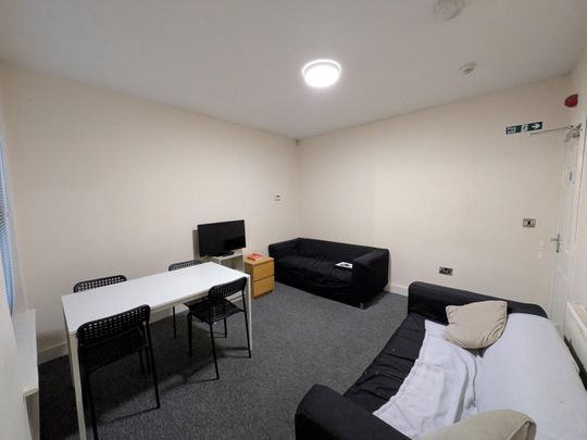 Room in a Shared House, Birrell Road, NG7 - Photo 1