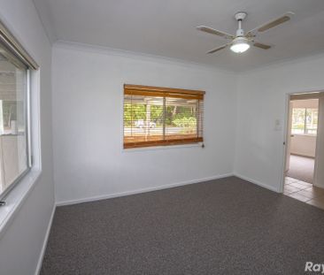 3 BEDROOM COTTAGE WITH SPACIOUS YARD!! - Photo 3
