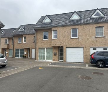 Centraal gelegen, lichtrijke woning met drie slaapkamers en garage - Foto 3
