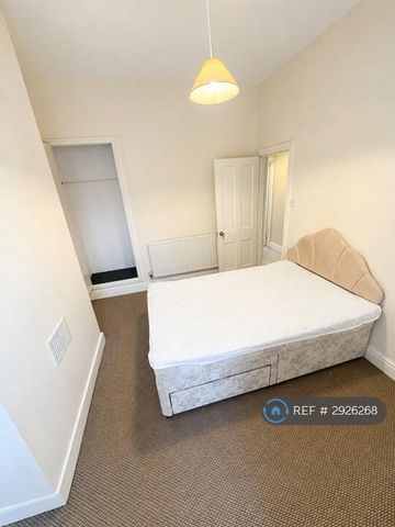 4 bedroom terraced house to rent - Photo 5