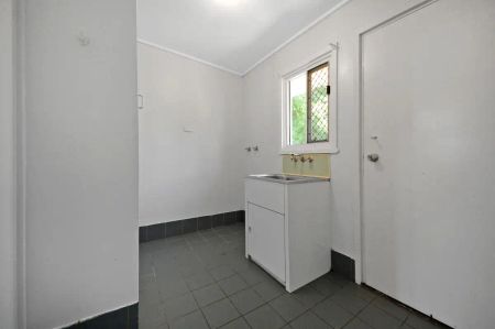 “Charming Inala Home at Unbeatable Price!” - Photo 2