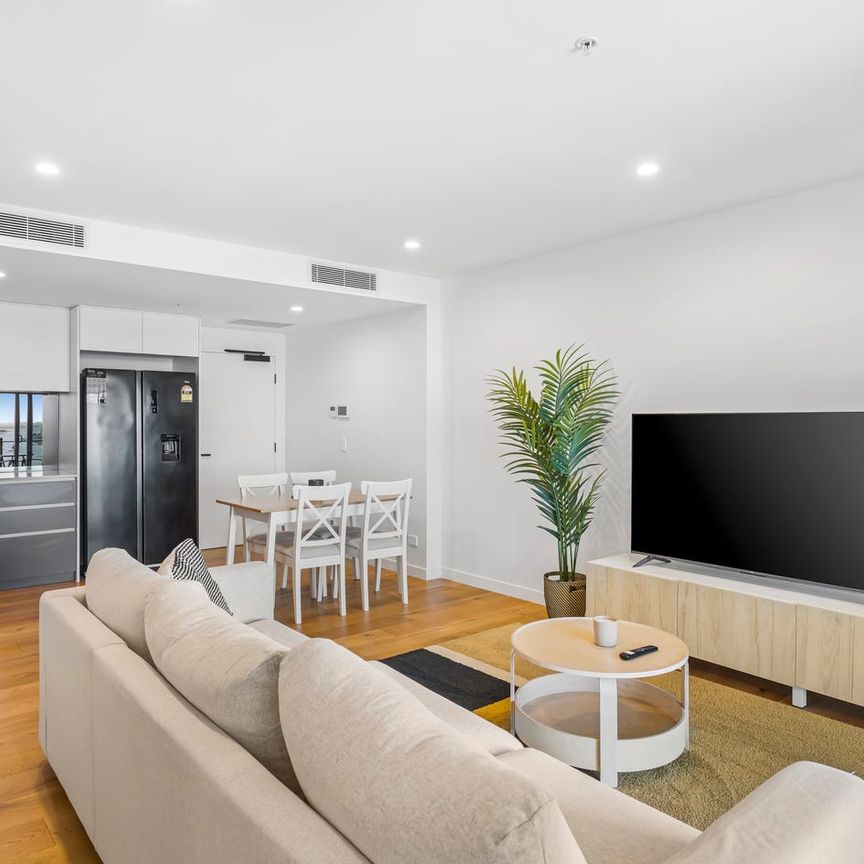 New fully furnished apartment with Broadwater views - Photo 1