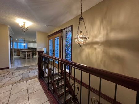 Spacious 3 Bed, 4 Bath Detached Home With Private Yard & Mountain Views - Photo 2