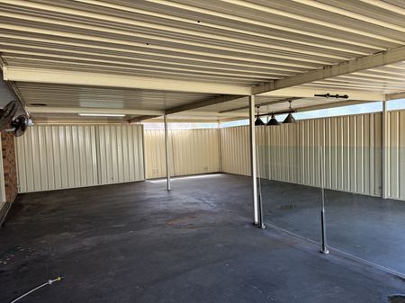 FAMILY HOME IN THE HAERT OF MACQUARIE FIELDS !! - Photo 2