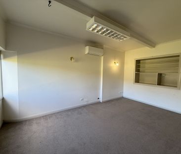 Feel at Home, Living Here! - Photo 2