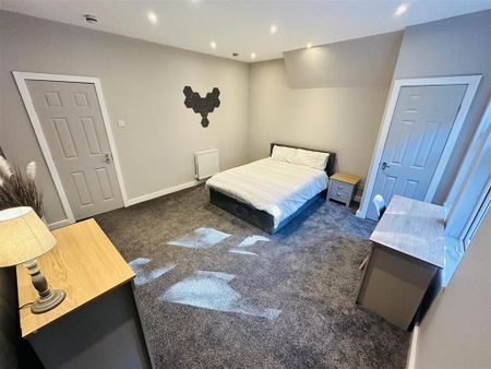 6 bedroom terraced house to rent - Photo 2