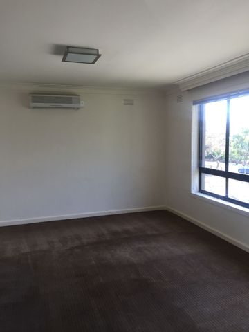 1 Bedroom apartment available in prime location - Photo 2