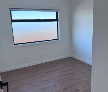 “Introducing a Spacious Double-Storey Townhouse in a Prime Location!” - Photo 4