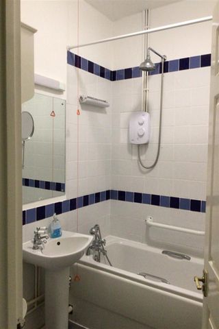 2 bedroom retirement property to rent - Photo 4