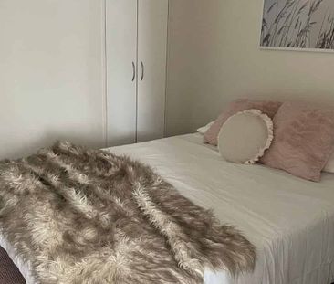 Fully furnished Harvard Apartment with Balcony! - Photo 4