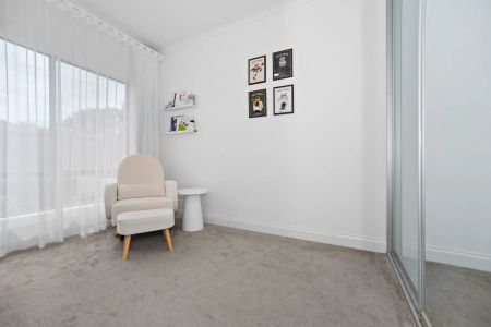 Beautiful Three Bedroom Home Close in Sought After Location - Photo 3