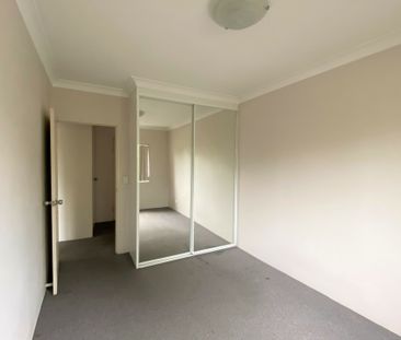 Spacious 2 Bedroom Apartment with lock up garage! - Photo 4