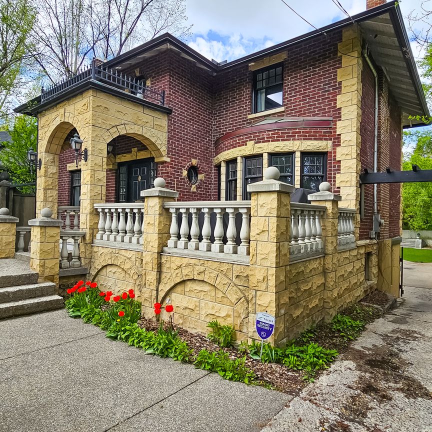 Stunning Estate On Expansive Lot In Elbow Park. Triple Garage. - Photo 1