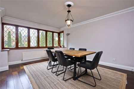 Well presented five bedroom detached family home located on the foothills of St Georges Hill. - Photo 2