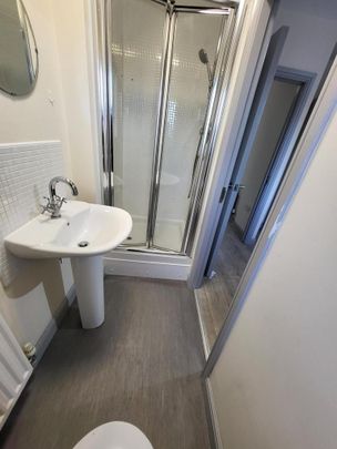 4 bedroom end of terrace house to rent - Photo 1