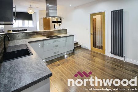 3 bedroom flat to rent - Photo 3