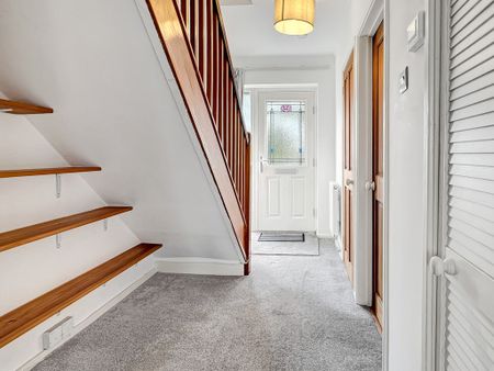 A well presented and spacious 3 bedroom terraced home, with garage, conservatory and enclosed garden in an excellent location within the popular village of Fulbourn. - Photo 2